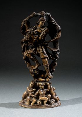 statue en bronze représentant une femme tenant un enfant et un chien dans ses bras