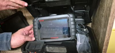 un homme qui tient une tablette à la main