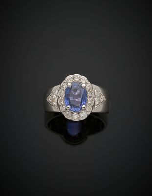 une bague à grappes de saphirs et de diamants