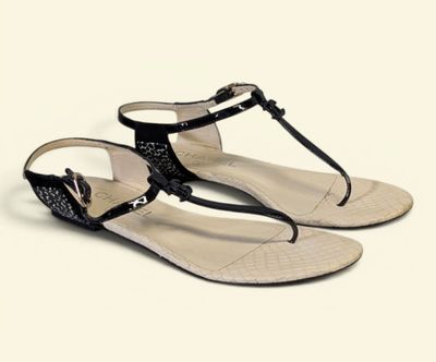sandales noires et blanches avec des lanières noires sur fond blanc