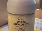 une bouteille de chocolat blanc posée sur une table