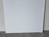 un gros plan sur un morceau de papier blanc posé par terre