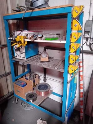 une étagère bleue sur laquelle sont posés tout un tas d'objets