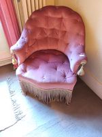 Fauteuil crapaud capitonné rose. (photo 2)