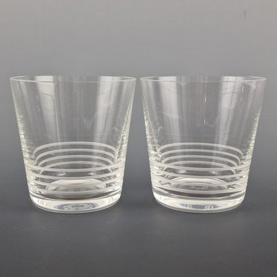 deux verres transparents posés l'un à côté de l'autre sur une table