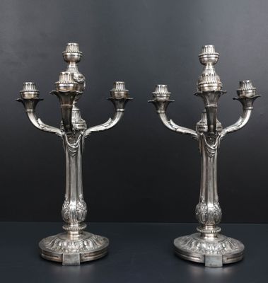 une paire de chandeliers plaqués argent sur pied