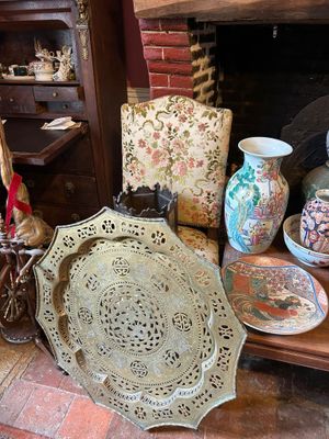 une cheminée sur laquelle sont disposés tout un tas d'objets décoratifs