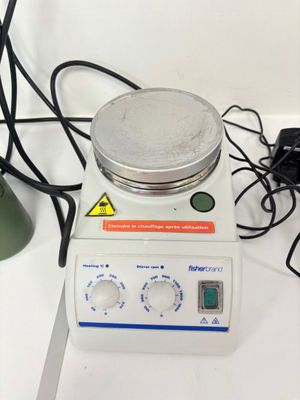 une image représentant un petit appareil électrique posé sur une table