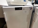 deux lave-linge et un sèche-linge installés dans une pièce