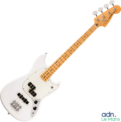 une guitare basse électrique blanche sur fond blanc