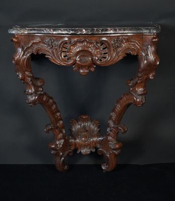 une console ancienne sculptée avec un plateau en marbre