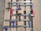 une palette en bois sur laquelle sont posés tout un tas d'outils