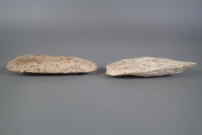 Lot de deux haches taillées. Quartzite beige