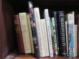 plusieurs livres qui se trouvent ensemble sur une étagère