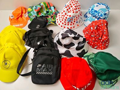 de nombreux chapeaux, tous de couleurs et de tailles différentes