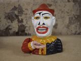 une figurine de clown posée sur une table