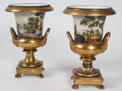 paire de vases anciens en or ornés de scènes peintes à la main