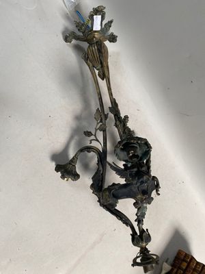 une lampe accrochée au mur à côté d'un panier