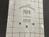 une photo d'un panneau posé sur une table sur lequel on peut lire « mellow's papa de monde enter »