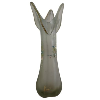 une image représentant un vase en verre sur fond blanc