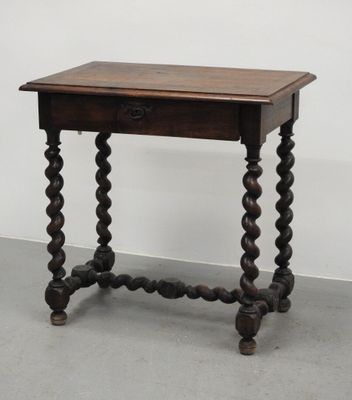 une vieille table en bois surmontée d'un tiroir