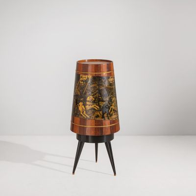 une photo d'une lampe de table en bois ornée d'un motif noir et or