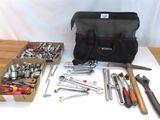 une boîte à outils posée sur une table à côté d'un sac à outils
