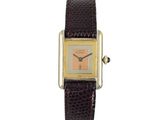 une photo d'une montre-bracelet pour femme avec un bracelet en cuir marron