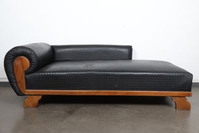 chaise longue en cuir noir avec pieds et accoudoirs en bois