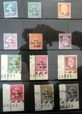 l'ombre d'une personne debout devant un présentoir de timbres