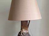 une lampe posée sur une table sur laquelle se trouve une lampe