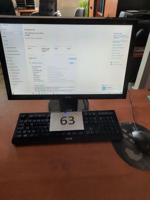 une image d'un écran d'ordinateur et d'un clavier sur un bureau