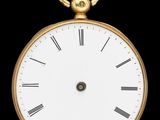 une montre de poche en or avec des chiffres romains sur le cadran