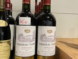 plusieurs bouteilles de vin sont alignées sur un comptoir