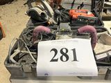 une table sur laquelle sont posés de nombreux outils, dans un garage