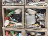 une pile de boîtes posées sur une palette