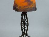 l'image d'une lampe posée sur une table