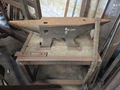 une enclume posée sur une table dans un atelier