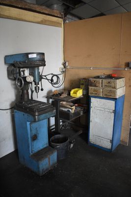 une machine qui se trouve dans une pièce, à côté d'une armoire