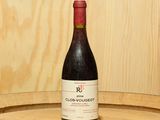 une bouteille de vin posée sur un tonneau