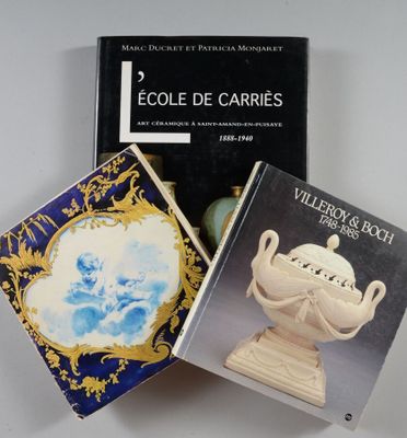 deux livres posés sur une table sur laquelle se trouvent un vase et un livre