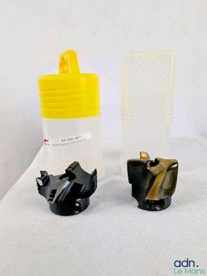 un gobelet en plastique et une bouteille en plastique posés sur une table