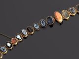 un gros plan sur un collier orné de pierres de différentes couleurs