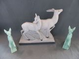 trois figurines d'animaux posées sur une table