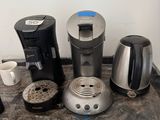 différents types de cafetières disposés sur un plateau