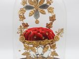 un dôme en verre contenant une rose rouge