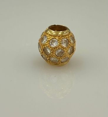PENDENTIF boule en or jaune 18K (750 millièmes) pavé de pier…