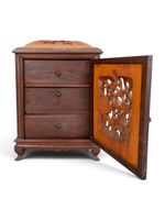 ASIE. Petit cabinet ouvrant par un vantail à décor ajouré et… (photo 4)