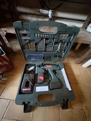 une trousse à outils posée sur le sol