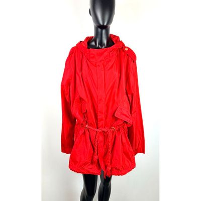 une photo d'un mannequin portant une veste rouge et un pantalon noir